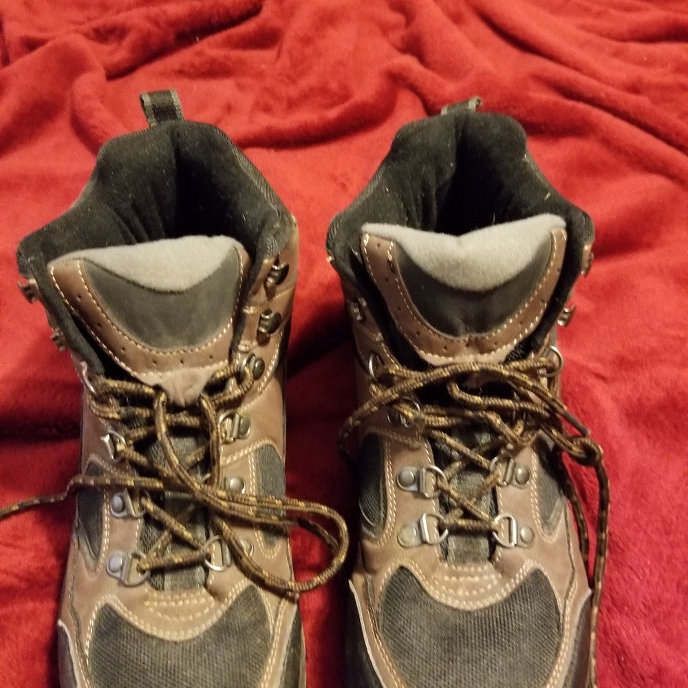 New pair of hiking boots size:9.5